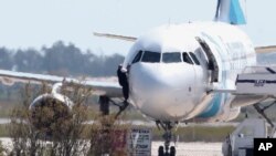 Pojedini putnici napustili su avion kroz prozor kokpita