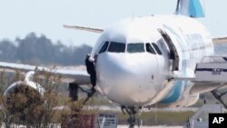 El anuncio de la captura del secuestrador fue dado poco después que se viera a un hombre saltar desde la cabina del avión.