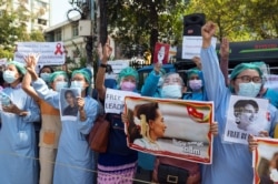 Para pekerja medis melakukan unjuk rasa menentang kudeta militer dan menuntut pembebasan pemimpin terpilih Aung San Suu Kyi, di Yangon, Myanmar, 10 Februari 2021. (Foto: Reuters)