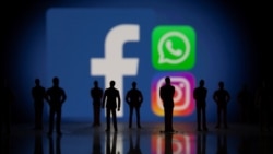 Beberapa mainan action figure ditampilkan di depan logo media sosial Facebook, Whatsapp dan Instagram dalam foto ilustrasi yang diambil pada 4 Oktober 2021. (Reuters/Dado Ruvic/Illustration)