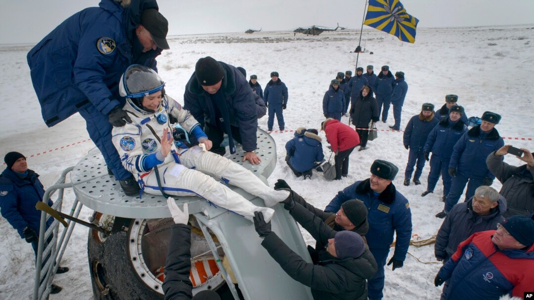Astronautkinja NASA-e Serena Onon-Čenselor izlazi iz svemirske letelice Sojuz posle sletanja u Kazahstan, zajedno sa Aleksandrom Gerstom iz Evropske svemirske agencije i Sergejem Prokopjevim iz Roskosmosa, 10. decembra 2018.