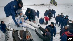 Astronautkinja NASA-e Serena Onon-Čenselor izlazi iz svemirske letelice Sojuz posle sletanja u Kazahstan, zajedno sa Aleksandrom Gerstom iz Evropske svemirske agencije i Sergejem Prokopjevim iz Roskosmosa, 10. decembra 2018.