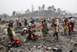 Pengungsi Rohingya mencari bahan berharga, seperti emas, di antara abu pasca kebakaran besar yang menghancurkan ribuan tempat penampungan di Cox's Bazar, Bangladesh, 24 Maret 2021. REUTERS / Mohammad Ponir Hossain