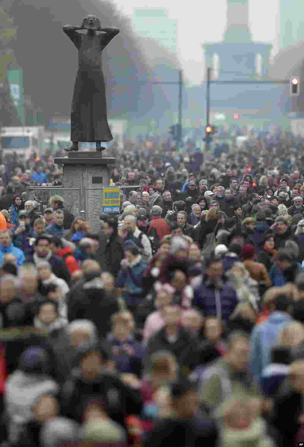 Pengunjung berkumpul di bulevar&nbsp;&#39;Strasse des 17. Juni&#39; di depan&nbsp;Brandenburg Gate di Berlin, Jerman. 