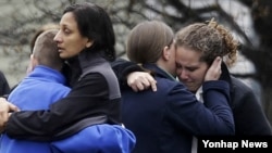 지난 17일 열린 코네티컷주 총기난사 사건 희생자 장례식 모습
