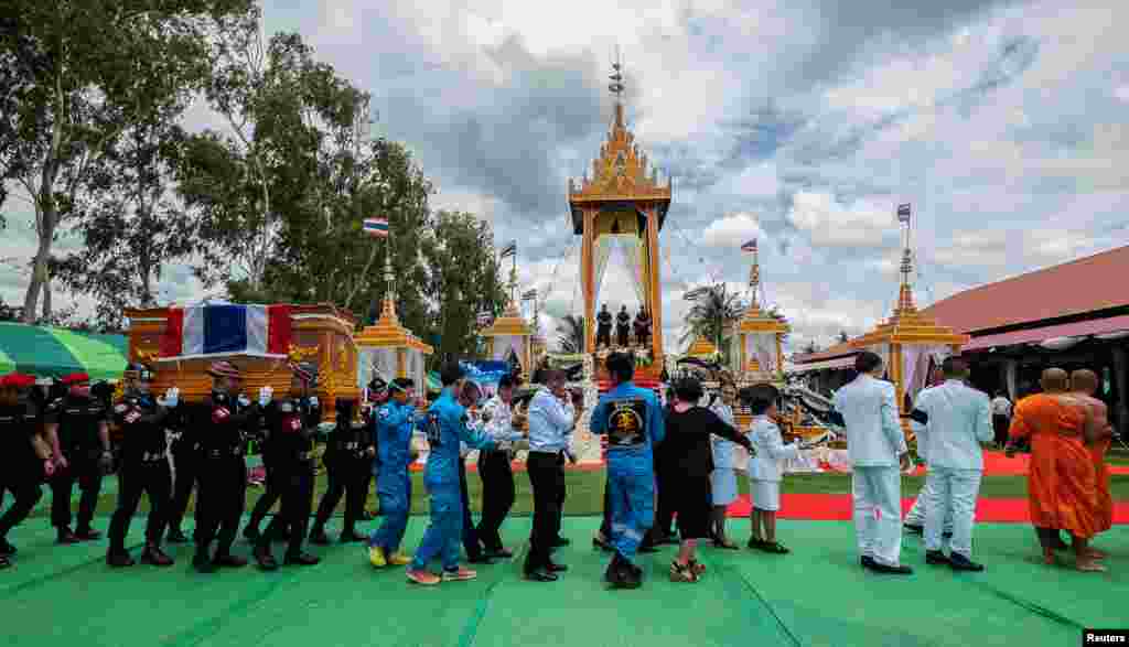 យោធាសែងក្តារមឈូសរបស់លោក Samarn Kunan ដែលជាអតីតអ្នកមុជទឹករបស់កងទ័ពជើងទឹករបស់ថៃ និងបានស្លាប់នៅក្នុងប្រតិបត្តិការជួយសង្គ្រោះក្រុមកីឡាករបាល់ទាត់វ័យក្មេងជាប់នៅក្នុងរូងភ្នំ នៅក្នុងពិធីបុណ្យសពរបស់លោកនៅវត្តមួយនៅក្នុងខេត្ត Roi Et ប្រទេសថៃ កាលពីថ្ងៃទី១៤ ខែកក្កដា ឆ្នាំ២០១៨។