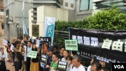 香港支聯會2017年8月2日到中國政府駐港機構中聯辦前抗議拘捕海祭公民，要求還劉 霞自由 (美國之音記者 海彥拍攝)