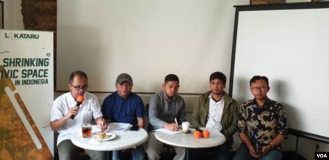 Lokataru dan YLBHI saat menggelar konferensi pers di soal kebebasan sipil di Jakarta, Rabu (30/10). (Foto: VOA/Sasmito)