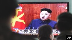 Warga di Seoul menonton siaran televisi yang menayangkan pidato pemimpin Korea Utara Kim Jong Un (1/1). (AP/Ahn Young-joon)