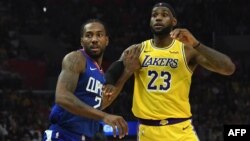  LeBron James des LA Lakers, à droite, contre son rival des LA Clippers, Kawhi Leonard, Los Angeles, le 22 octobre 2019. Kirby Lee-USA TODAY Sports