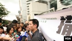 呂秉權(右一)大陸當局打壓手段白色恐怖 (美國之音記者黎堡拍攝)