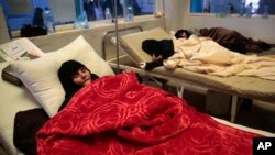 Women are treated for a suspected cholera infection at a hospital in Sanaa, Yemen, May 15, 2017.