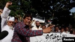 Các nhà báo Pakistan hô khẩu hiệu trong cuộc biểu tình lên án vụ tấn công nhắm vào phóng viên truyền hình Hamid Mir bên ngoài câu lạc bộ báo chí ở Karachi, ngày 20/4/2014.