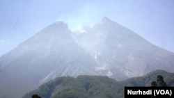 Bukaan di sisi tenggara puncak Merapi memungkinkan material meluncur meski kubah belum penuh. (Foto:VOA/Nurhadi)