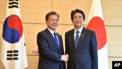 문재인 한국 대통령과 아베 신조 일본 총리가 지난해 5월 일본 도쿄에서 정상회담을 했다.