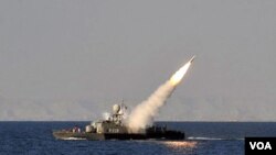 Kapal angkatan laut Iran menembakkan misil dalam latihan di Laut Oman (1/1).
