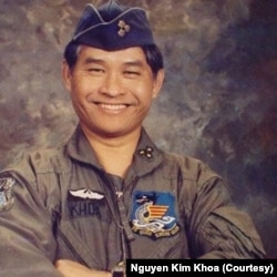 លោក Nguyen Kim Khoa សព្វថ្ងៃ​លោក​អាយុ​៧៨​ឆ្នាំ បាន​និយាយ​ថា លោក​ជា​អ្នក​បើក​ឧទ្ធម្ភាគចក្រ​ម្នាក់​ក្នុង​ចំណោម​ក្រុមអ្នក​បើកឧទ្ធម្ភាគចក្រ​ចុង​ក្រោយ​ដែល​បាន​ចាកចេញ​ពីមូលដ្ឋានកងទ័ព​អាកាស Bien Hoa ចម្ងាយ​ប្រមាណ ២៥គីឡូម៉ែត្រ​ពីទីក្រុង​ព្រៃនគរ​កាលពី​ថ្ងៃទី២៩ ខែមេសា ឆ្នាំ១៩៧៥។ សព្វថ្ងៃ​លោក​រស់នៅ​ទីក្រុង​ Fresno រដ្ឋ California។