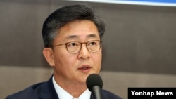 홍용표 한국 통일부 장관이 17일 서울 프레스센터에서 열린 관훈토론회에서 모두발언을 하고 있다.