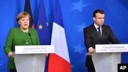 앙겔라 메르켈(왼쪽) 독일 총리와 에마뉘엘 마크롱 프랑스 대통령이 23일 벨기에 브뤼셀에서 유럽연합(EU) 정상회의 결산 회견을 진행하고 있다.