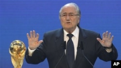 Le président de la FIFA annonçant le choix du comité exécutif de la fédération internationale