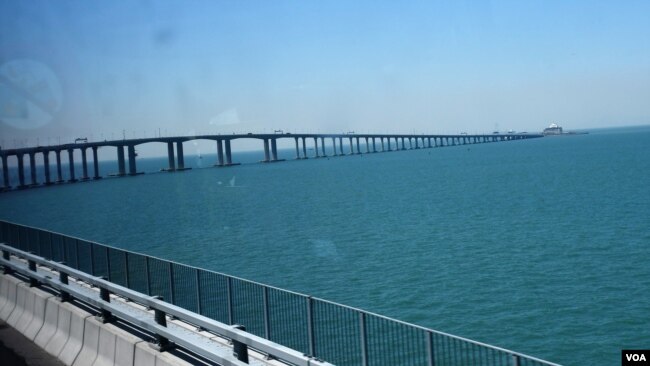 港珠澳大桥是世界跨海距离最长的桥隧组合公路。(资料照片)