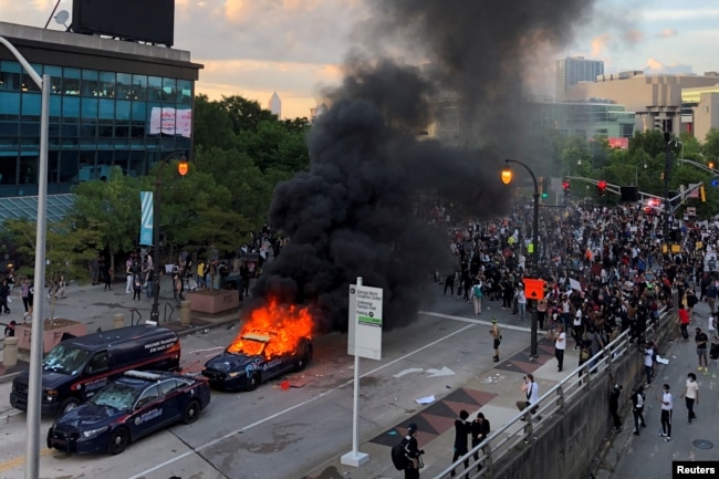 В Атланте участники беспорядков подожгли полицейский автомобиль