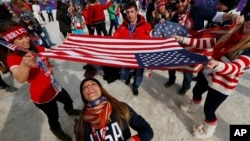 Fan Mỹ vui mừng sau chiến thắng của nữ vận động viên Mỹ Jamie Anderson tại Sochi, ngày 9/2/2014.