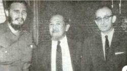 Ali Sastroamidjojo (kedua dari kiri) bersama dengan Pemimpin Kuba, Fidel Castro (paling kiri) ketika mengunjungi Kuba. (foto: dok keluarga)