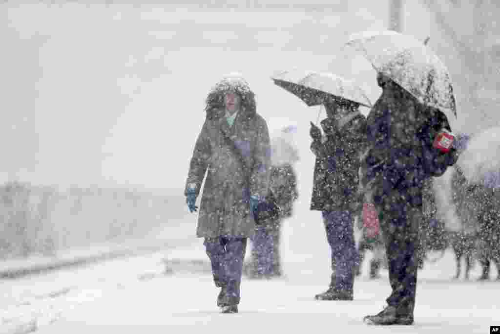 Commuters wait for their train in Philadelphia, Pennsylvania, Dec. 10, 2013. 