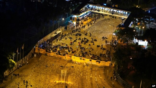 要求民主的抗议者在香港浸会大学校园外的一处路障聚集。(2019年11月13日)