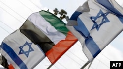 以色列沿海城市内坦亚路边的以色列和阿联酋国旗随风飘扬(2020年8月16日资料照片)