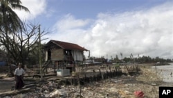 ရခိုင်ပြည်နယ်၊ စစ်တွေမြို့မှာ ပြီးခဲ့တဲ့ဇွန်လက အကြမ်းဖက် ပဋိပက္ခတွေအတွင်း မီးလောင်ခဲ့တဲ့ အပျက်အစီးတချို့။ (စက်တင်ဘာလ ၁၀ ရက်၊ ၂၀၁၂)။