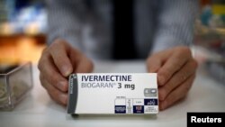 Kutija lijeka Ivermectine, proizvođača Biogaran u Parizu, Francuska, 28. travnja 2020. REUTERS / Benoit Tessier