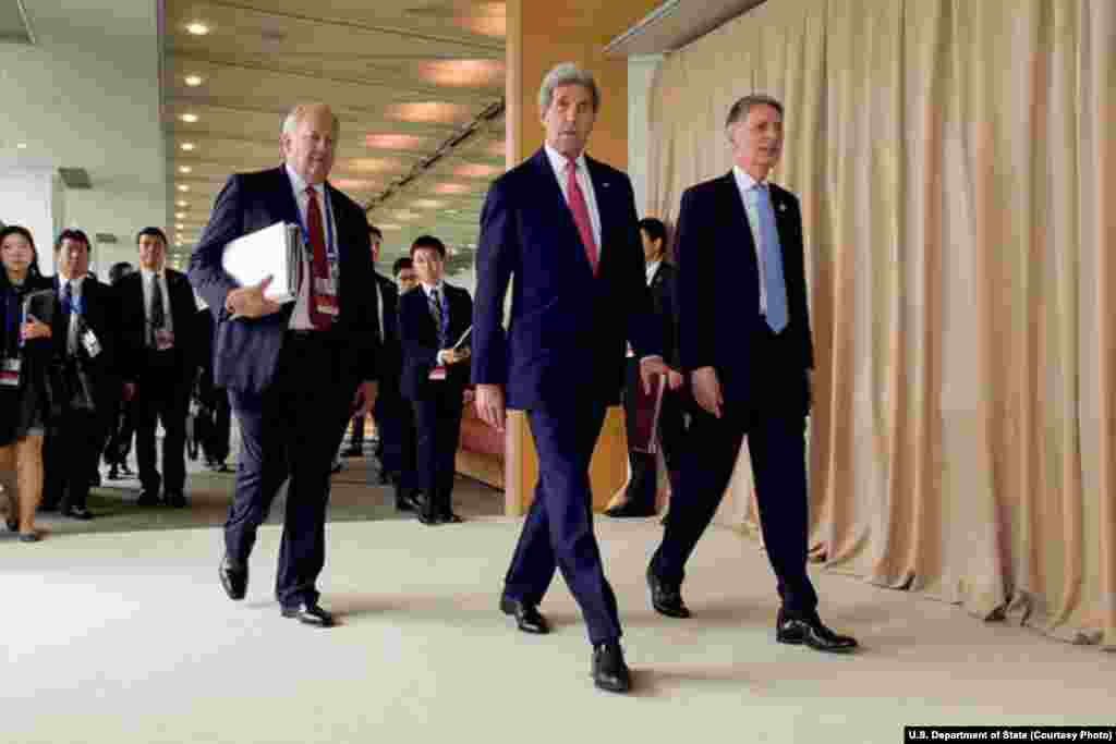 وزیر خارجہ جان کیری نے کسی بھی امریکی وزیر خارجہ کے مقابلے میں سب سے زیادہ سفارتی سفر کیا ہے۔