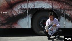 Seorang pria Iran tengah membaca surat kabar (Foto: dok). Iran menutup harian "Bahar", surat kabar reformis terkait artikel yang dituduh merongrong nilai-nilai Islami, Senin (28/10).