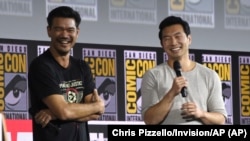 Destin Daniel Cretton dan Simu Liu saat mengumumkan film "Shang-Chi and The Legend of the Ten Rings" di acara panel Marvel Studios di Comic-Con International, San Diego, 21 Juli 2019 (Foto: Chris Pizzello/Invision/AP)