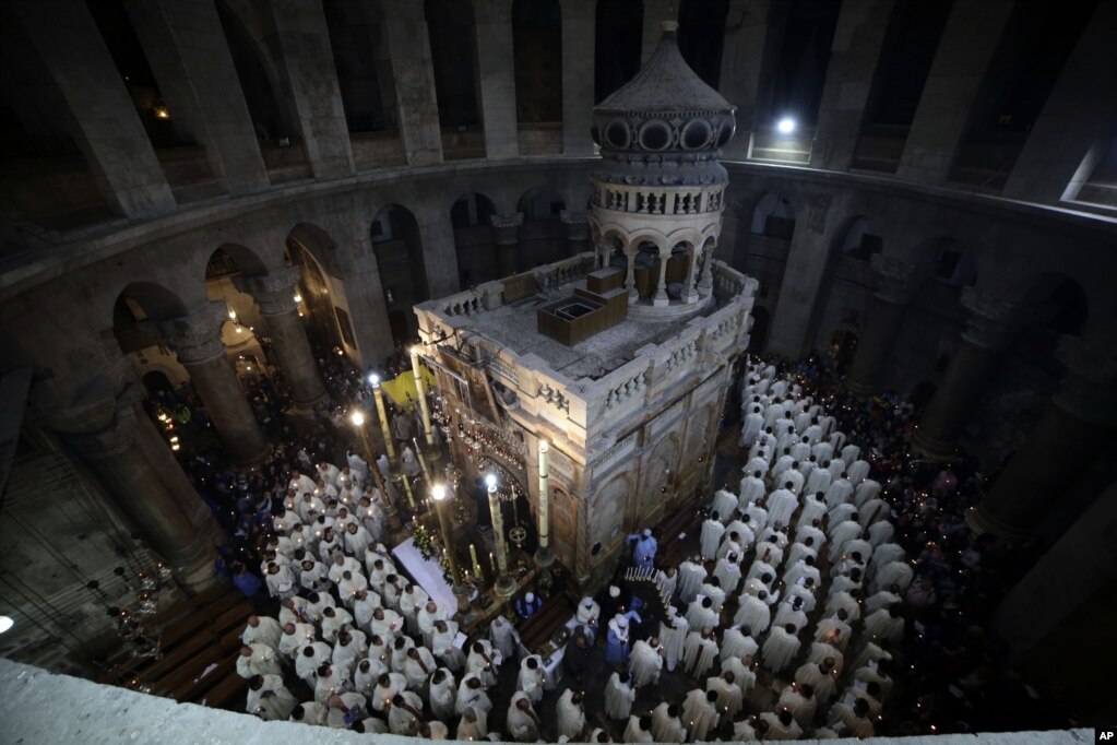 예루살렘 성묘교회에서 진행된 세족례 행렬에서 가톨릭 성직자들이 걷고 있다. 성묘교회는 예수&nbsp;그리스도가 십자가에 못 박혀 묻힌 장소로 알려져 있다.