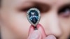 Seorang model berpose dengan berlian 'Farnese Biru' di rumah lelang Sotheby, di London, Inggris, 6 April 2018.