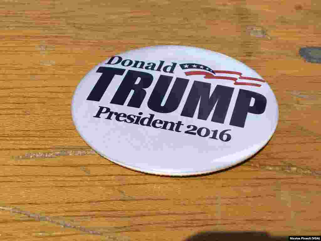 Un badge pour soutenir Donald Trump lors de la convention républicaine, Cleveland, le 18 juillet 2016 (VOA/Nicolas Pinault) &nbsp;