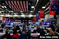 Media crowd into the filing center at Hofstra University ahead of Monday night's presidential debate between Hillary Clinton and Donald Trump (B. Allen/VOA)