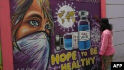 Mural kampanye kesadaran pandemi COVID-19 di Tangerang, 8 Februari 2021. (Foto: Demy Sanjaya / AFP)