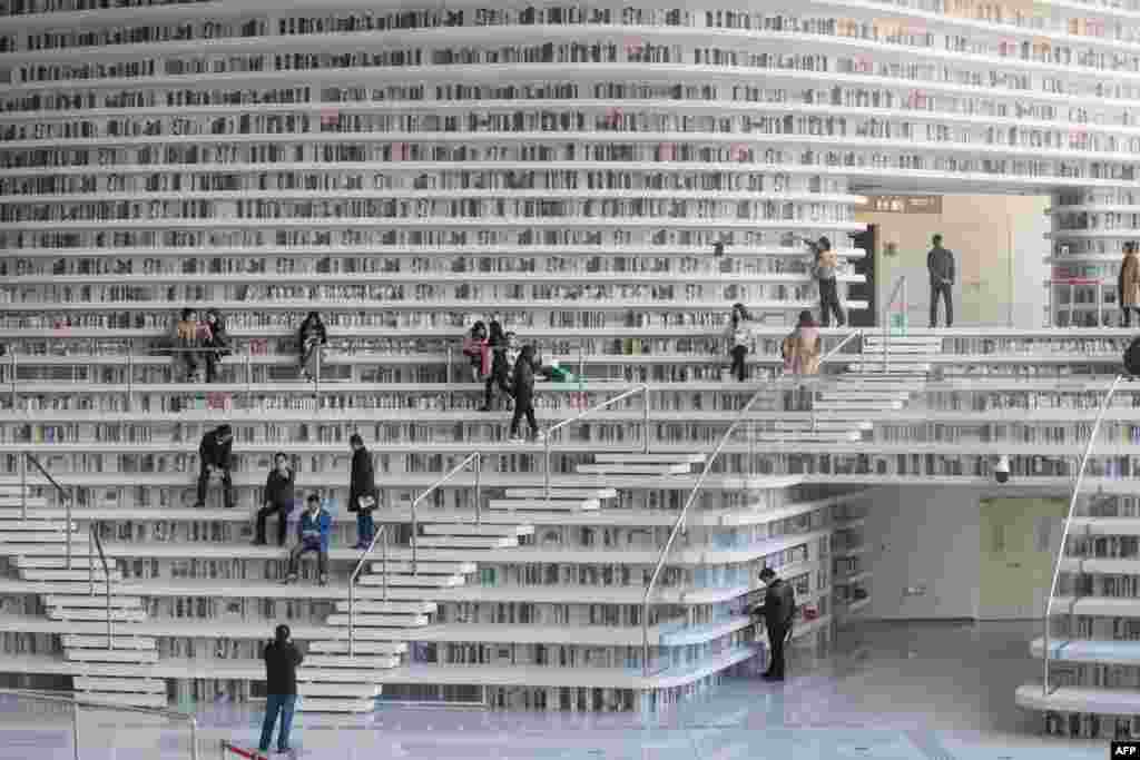 This picture taken on November 14, 2017 shows people visiting the Tianjin Binhai Library.