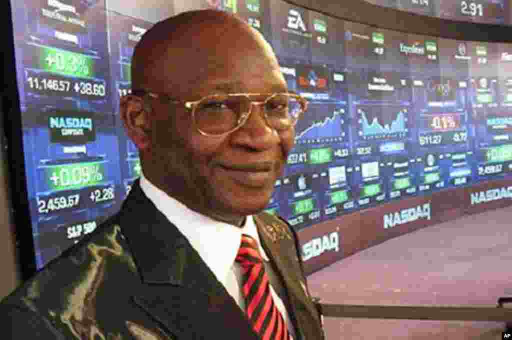 Dr. Isa Odidi a kasuwar NASDAQ jim kadan kafin ya kada kararrawar bude kasuwar, dake New York, Jumma'a, 22 Oktoba, 2010.