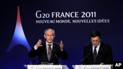 European Council President Herman Van Rompuy (L) gestures as European Commission President Jose Manuel Barroso (R) looks on during a news conference on the second day of the G20 Summit in Cannes November 4, 2011.