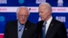 Bernie Sanders (G) et l'ex vice-président Joe Biden sur scène pour le dixième débat primaire démocrate de la campagne présidentielle de 2020 co-organisé par CBS News et le Congressional Black Caucus Institute à Charleston, Caroline du Sud, le 25 février 2020. (Ph. J. WATSON/AFP)