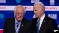 Joe Biden (kulia) na Bernie Sanders