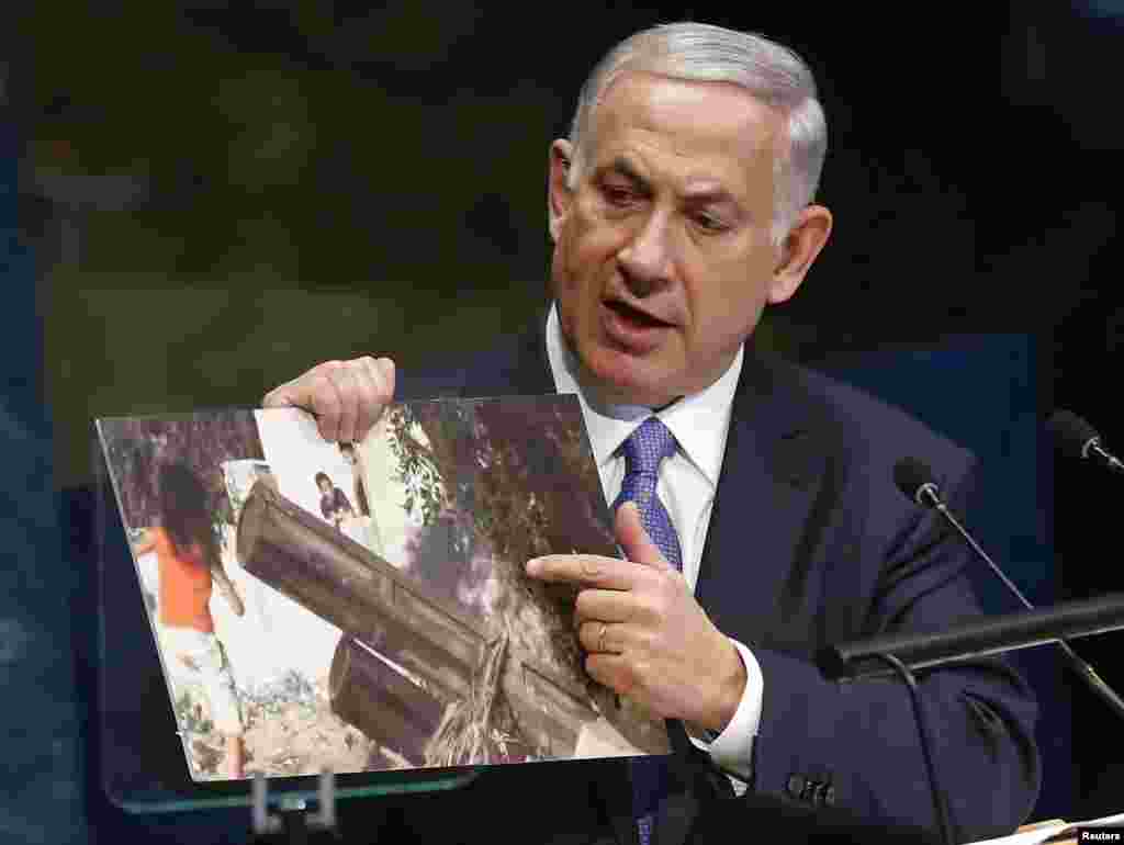 İsrail Baş naziri Benyamin Netanyahu BMT Baş Assambleyasının 69-cu yığıncağında çıxış edərkən fotoya istinad edir. Nyu York, 29 sentyabr, 2014. 