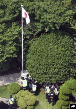 Petugas kepolisian Korea Selatan menahan demonstran di halaman belakang konsulat Jepang di Busan, Korea Selatan, Senin, 22 Juli 2019.