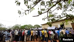Voters queue to cast their ballots in municipal elections at a voting station near Gorongosa in central Mozambique, Nov. 20, 2013.