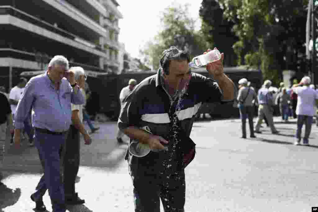 تظاهرات افراد بازنشسته در آتن یونان علیه کاهش حقوق بازنشستگان. پلیس از&nbsp; اسپری فلفل استفاده کرده و مردم معترض صورت خود را با آب می شوید.